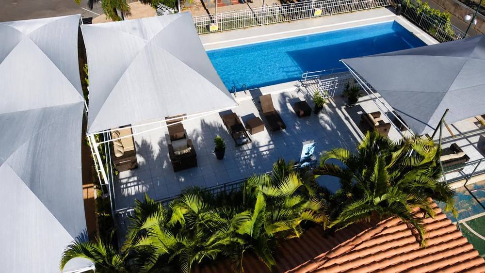 Vista aérea da piscina e áreas cobertas